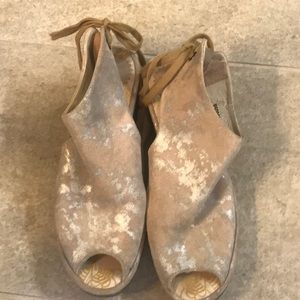 London Fly Women’s shoe Size 40 Leather/rubber super cute backtie w silver shin